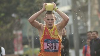 Para pelari saat tampil pada nomor marathon putra Asian Games 2018 di jalan Jendral Sudirman Jakarta, Sabtu (25/8). [Suara.com/Muhaimin A Untung]