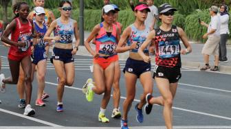 Pelari putri Bahrain, Chelimo Rosa, merebut medali emas nomor Lomba Lari Marathon (42,195 kilometer) pada Asian Games 2018 di Jakarta.[Suara.com/Oke Dwi Atmja]