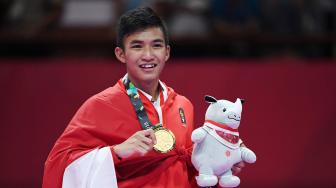 Rifki mendapatkan emas setelah mengalahkan karateka Iran, Amir Mahdi Zadeh pada final karate putra 60kg Asian Games 2018.[ANTARA FOTO/INASGOC]