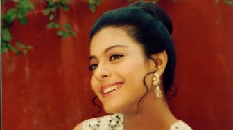 Rahasia Cantik Kajol Devgan di Usia 45, Salah Satunya CTM di Siang Hari