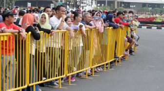 Meski tidak ada  Car Free Day (CFD) warga Jakarta tetap datang untuk menyaksikan lari marathon dan terlihat begitu antusias meskipun mereka hanya menyaksikan dari bahu jalan. [Suara.com/Oke Dwi Atmaja]
