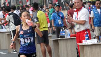 Pelari putri Bahrain, Chelimo Rosa, merebut medali emas nomor Lomba Lari Marathon (42,195 kilometer) pada Asian Games 2018 di Jakarta.[Suara.com/Oke Dwi Atmja]