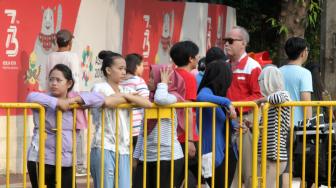 Meski tidak ada  Car Free Day (CFD) warga Jakarta tetap datang untuk menyaksikan lari marathon dan terlihat begitu antusias meskipun mereka hanya menyaksikan dari bahu jalan. [Suara.com/Oke Dwi Atmaja]
