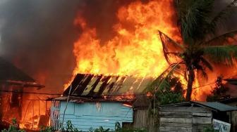 Kebakaran Hebat Hanguskan Belasan Rumah di Palembang