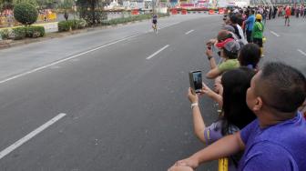 Meski tidak ada  Car Free Day (CFD) warga Jakarta tetap datang untuk menyaksikan lari marathon dan terlihat begitu antusias meskipun mereka hanya menyaksikan dari bahu jalan. [Suara.com/Oke Dwi Atmaja]
