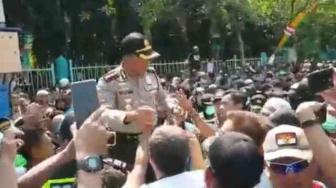 Massa Pro-Kontra Deklarasi Ganti Presiden di Surabaya Nyaris Bentrok