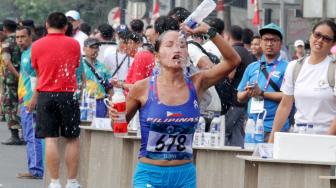 Pelari putri Bahrain, Chelimo Rosa, merebut medali emas nomor Lomba Lari Marathon (42,195 kilometer) pada Asian Games 2018 di Jakarta.[Suara.com/Oke Dwi Atmja]