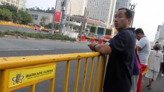 Meski tidak ada  Car Free Day (CFD) warga Jakarta tetap datang untuk menyaksikan lari marathon dan terlihat begitu antusias meskipun mereka hanya menyaksikan dari bahu jalan. [Suara.com/Oke Dwi Atmaja]
