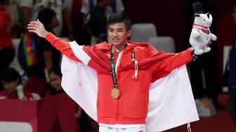 Rifki mendapatkan emas setelah mengalahkan karateka Iran, Amir Mahdi Zadeh pada final karate putra 60kg Asian Games 2018.[ANTARA FOTO/INASGOC]