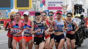 Pelari putri Bahrain, Chelimo Rosa, merebut medali emas nomor Lomba Lari Marathon (42,195 kilometer) pada Asian Games 2018 di Jakarta.[Suara.com/Oke Dwi Atmja]