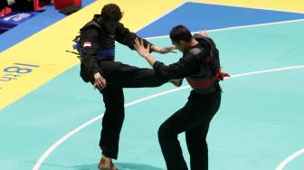 Aji Bangkit Pamungkas mendapatkan medali emas usai mengalahkan pesilat Singapura Sheik Ferdous Sheik Alauddin dalam babak final Kelas I Putra Asian Games 2018.[Suara.com/Oke Dwi Atmaja]