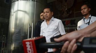 Mantan Ketua DPR Setya Novanto berjalan keluar usai pemeriksaan di Gedung KPK, Jakarta, Senin (27/8). Setya Novanto diperiksa dalam penyidikan kasus dugaan suap terkait kesepakatan kontrak kerja sama pembangunan PLTU Riau-1 dengan tersangka Mantan Menteri Sosial Idrus Marham. [Suara.com/Muhaimin A Untung]