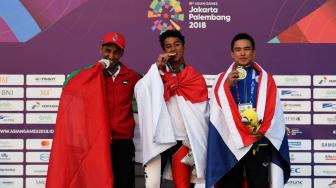 Para pejetski penerima medali pose bersama (dari kiri) Ali Allanjawi dari Uni Emirat Arab medali perak, Aqsa Sutan Aswar dari Indonesia medali emas, dan Suphathat Footrakul dari Thailand medali perunggu di Asian Games 2018, Minggu (26/8). Mereka berlomba dalam kelas Endurance Runabout Open di Jetski Indonesia Academy, Ancol, Jakarta. ANTARA FOTO/INASGOC/Andry Bey