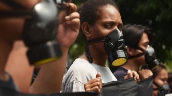 Sejumlah aktivis Wahana Lingkungan Hidup Indonesia (WALHI) memakai masker saat aksi protes pembakaran hutan di depan Kantor Kementerian Lingkungan Hidup dan Kehutanan (KLHK), Jakarta, Senin (27/8). [Suara.com/Muhaimin A Untung]