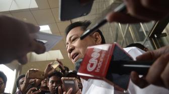 Mantan Ketua DPR Setya Novanto berjalan keluar usai pemeriksaan di Gedung KPK, Jakarta, Senin (27/8). Setya Novanto diperiksa dalam penyidikan kasus dugaan suap terkait kesepakatan kontrak kerja sama pembangunan PLTU Riau-1 dengan tersangka Mantan Menteri Sosial Idrus Marham. [Suara.com/Muhaimin A Untung]