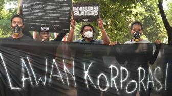 Sejumlah aktivis Wahana Lingkungan Hidup Indonesia (WALHI) memakai masker saat aksi protes pembakaran hutan di depan Kantor Kementerian Lingkungan Hidup dan Kehutanan (KLHK), Jakarta, Senin (27/8). [Suara.com/Muhaimin A Untung]