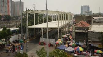 Suasana proyek pembangunan Jembatan Penyeberangan Multiguna atau "Skybridge" di Tanah Abang, Jakarta, Selasa (28/8). [Suara.com/Muhaimin A Untung]