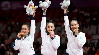 Tim senam Kazakhstan peraih medali emas berpose usai penyerahan medali kategori (nomor) tim senam ritmik Asian Games 2018 di JIExpo Kemayoran, Jakarta, Senin (27/8/2018). [Antara/INASGOC/Michael Metekohy]