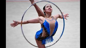 Pesenam China, Zhao Yating, saat tampil dengan alat simpai dalam babak penyisihan senam ritmik putri Asian Games 2018 di JIExpo Kemayoran, Jakarta, Senin (27/8/2018). [Antara/INASGOC/Michael Metekohy]