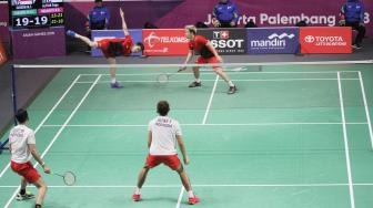 Marcus/Kevin berhasil meraih medali emas usai mengalahkan pebulutangkis ganda putra Indonesia Fajar Alfian/Muhammad Rian Ardianto dengan skor 13-21, 21-18, dan 24-22.(Suara.com/Oke Dwi Atmaja).