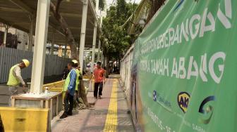 Pekerja menyelesaikan di antara proyek pembangunan Jembatan Penyeberangan Multiguna atau "Skybridge" di Tanah Abang, Jakarta, Selasa (28/8). [Suara.com/Muhaimin A Untung]