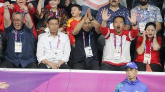 Final bulutangkis individual Asian Games 2018 menyedot antusiasme publik, termasuk pejabat seperti Presiden ke-5 Ri Megawati Soekarnoputri, Kepala BIN Budi Gunawan, Gubernur DKI Jakarta Anies Baswedan, dan menteri-menteri Kabinet Kerja.(Suara.com/Oke Dwi Atmaja)