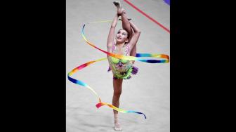 Pesenam Kazakhstan, Dayana Abdirbekova, saat tampil dengan alat pita dalam babak penyisihan senam ritmik putri Asian Games 2018 di JIExpo Kemayoran, Jakarta, Senin (27/8/2018). [Antara/INASGOC/Michael Metekohy]