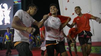 Regu panjat tebing Indonesia melakukan selebrasi setelah menang pada final speed relay putra Asian Games 2018 di Arena Panjat Tebing Jakabaring Sport City, Palembang, Sumatera Selatan, Senin (27/8). ANTARA FOTO/INASGOC/Hendra Nurdiyansyah