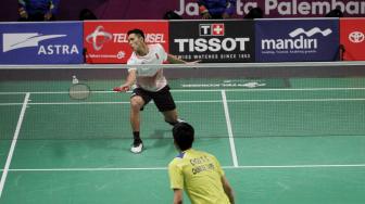 Jonatan berhasil meraih medali emas usai menaklukan tunggal putra China Taipei, Chou Tien Chen dengan skor 21-18, 20-22 dan 21-15.(Suara.com/Oke Dwi Atmaja)