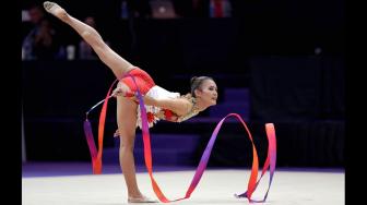 Pesenam Indonesia, Nabila Evandestiera, saat tampil di babak kualifikasi individual senam ritmik alat pita Asian Games 2018 di JIExpo Kemayoran, Jakarta, Senin (27/8/2018). [Antara/INASGOC/Rakhmawaty La'lang]