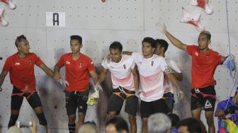 Regu panjat tebing Indonesia melakukan selebrasi setelah menjadi pemenang pada final speed relay putra Asian Games 2018 di Arena Panjat Tebing Jakabaring, Palembang, Sumatera Selatan, Senin (27/8). ANTARA FOTO/INASGOC/Rahmad Suryadi