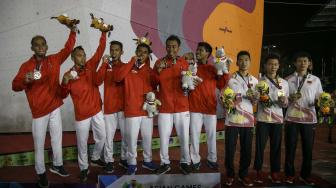 Regu panjat tebing Indonesia dan Cina menunjukkan medali setelah penganugerahan pemenang final speed relay putra Asian Games 2018 di Arena Panjat Tebing Jakabaring Sport City, Palembang, Sumatera Selatan, Senin (27/8). ANTARA FOTO/INASGOC/Hendra Nurdiyansyah