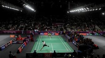 Jonatan berhasil meraih medali emas usai menaklukan tunggal putra China Taipei, Chou Tien Chen dengan skor 21-18, 20-22 dan 21-15.(Suara.com/Oke Dwi Atmaja)