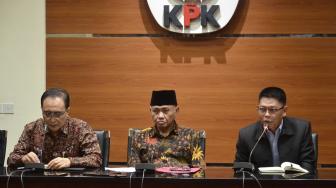 Ketua KPK Agus Rahardjo, Wakil Ketua Mahkamah Konstitusi Bidang Non Yudisial Sunarto, dan Kepala Biro Humas MA Abdullah bersiap memberikan keterangan pers di Gedung KPK, Jakarta, Rabu (28/8). [Suara.com/Muhaimin A Untung] 