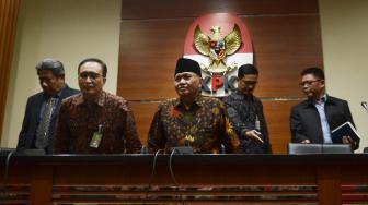 Ketua KPK Agus Rahardjo, Wakil Ketua Mahkamah Konstitusi Bidang Non Yudisial Sunarto, Kepala Biro Humas MA Abdullah, dan Juru Bicara Mahkamah Agung Suhadi bersiap memberikan keterangan pers di Gedung KPK, Jakarta, Rabu (28/8). [Suara.com/Muhaimin A Untung] 