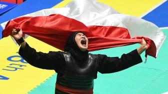 Ekspresi pesilat Indonesia Pipiet Kamelia usai mengalahkan pesilat Vietnam Thi Cam Nhi Nguyen dalam babak final Kelas D Putri Asian Games 2018 di Padepokan Pencak Silat Taman Mini Indonesia Indah (TMII), Jakarta, Rabu (29/8). ANTARA FOTO/INASGOC/Melvinas Priananda