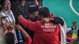 Lucu : Dialog Imajiner Foto Jokowi Perlihatkan HP ke Prabowo