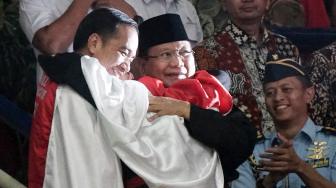 Jokowi dan Prabowo Berpelukan, Netizen: Indonesia Jadi Adem