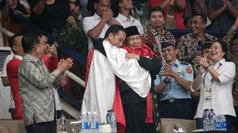 Hanifah mendapatkan emas usai mengalahkan pesilat Vietnam Thai Linh Nguyen dalam babak final Kelas C Putra Asian Games 2018.[ANTARA FOTO/INASGOC]