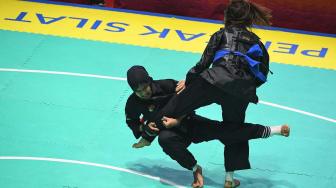 Pesilat Indonesia Pipiet Kamelia (belakang) menahan serangan pesilat Vietnam Thi Cam Nhi Nguyen (depan) dalam babak final Kelas D Putri Asian Games 2018 di Padepokan Pencak Silat Taman Mini Indonesia Indah (TMII), Jakarta, Rabu (29/8). ANTARA FOTO/INASGOC/Melvinas Priananda