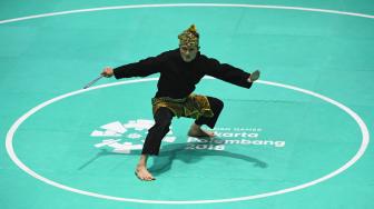 Pesilat Indonesia Sugianto tampil dalam babak final tunggal putra pencak silat seni Asian Games 2018 di Padepokan Pencak Silat Taman Mini Indonesia Indah (TMII), Jakarta, Rabu (29/8). ANTARA FOTO/INASGOC/Melvinas Priananda