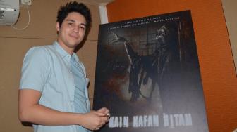 Maxime Bouttier Sutradarai Film Horor Kain Kafan Hitam