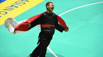 Ekspresi pesilat Indonesia Hanifah Yudani Kusumah usai mengalahkan pesilat Vietnam Thai Linh Nguyen dalam babak final Kelas C Putra Asian Games 2018 di Padepokan Pencak Silat Taman Mini Indonesia Indah (TMII), Jakarta, Rabu (29/8). ANTARA FOTO/INASGOC/Melvinas Priananda