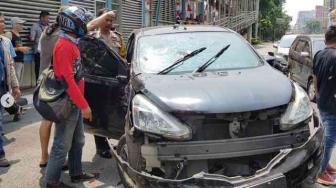 Video Mobil Penabrak Motor Hantam Separator Busway di Mangga Besar