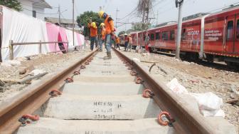 Pemasangan rel tersebut untuk perpindahan jalur gerbong kereta dan memisahkan atau merangkaikan kereta juga gerbong.(Suara.com/Oke Dwi Atmaja)