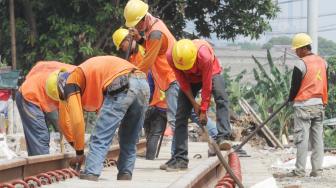 Pemasangan rel tersebut untuk perpindahan jalur gerbong kereta dan memisahkan atau merangkaikan kereta juga gerbong.(Suara.com/Oke Dwi Atmaja)