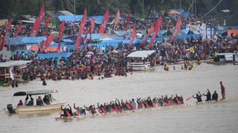 Masyarakat Ramaikan Festival Legendaris Pacu Jalur 2018