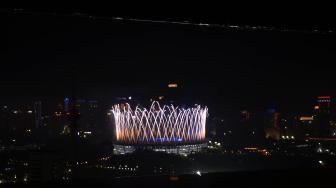 Pesta kembang api menyemarakkan Upacara Penutupan Asian Games ke-18 Tahun 2018 di Stadion Utama GBK, Senayan, Jakarta, Minggu (2/9). [Suara.com/Muhaimin A Untung]