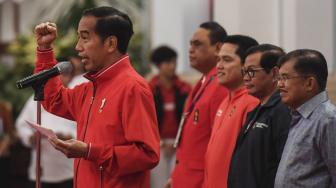 Presiden Joko Widodo (keempat kanan) didampingi Wakil Presiden Jusuf Kalla (kanan), Sekretaris Kabinet Pramono Anung (kedua kanan) dan Ketua Inasgoc Erick Thohir (ketiga kanan) memberikan sambutaan saat pemberian bonus kepada atlet peraih medali di Istana Negara, Jakarta, Minggu (2/9). Pemerintah memberikan bonus kepada para atlet yang berhasil meraih medali dalam ajang Asian Games 2018. ANTARA FOTO/Hafidz Mubarak A