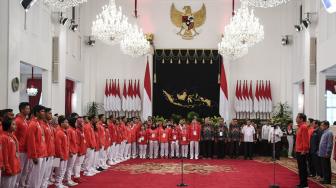 Presiden Joko Widodo (keempat kanan) didampingi Wakil Presiden Jusuf Kalla (kanan), Sekretaris Kabinet Pramono Anung (kedua kanan) dan Ketua Inasgoc Erick Thohir (ketiga kanan) memberikan sambutaan saat pemberian bonus kepada atlet peraih medali di Istana Negara, Jakarta, Minggu (2/9). Pemerintah memberikan bonus kepada para atlet yang berhasil meraih medali dalam ajang Asian Games 2018. ANTARA FOTO/Hafidz Mubarak A